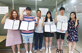 컴퓨터정보통신과 취업동아리 학생들이 동아리 최우수상 상장을 들고 있는 모습