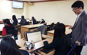 강의를 수강하고 있는 학생들