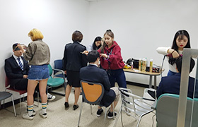 면접 프로필 사진을 찍기위해 외모 단장 중인 학생들