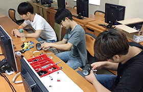 기계를 만드는 학생들