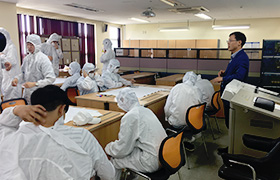 연구 실습 중인 학생들