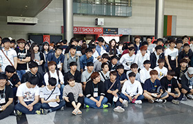 IT 박람회 관람 단체 사진