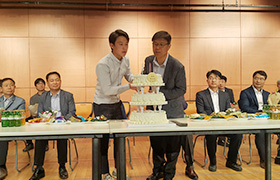 케이크를 컷팅하는 교수
