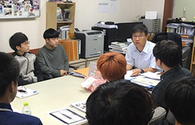 교수 연구실에서 대화를 나누고 있는 교수와 학생들