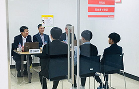 면접실에서 면접 연습을 하는 학생들