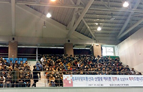컴퓨터정보통신과 신입생 여러분 입학을 진심으로 축하드립니다 현수막과 신입생들