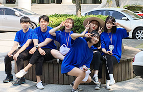 학교 행사 중 기념 촬영
