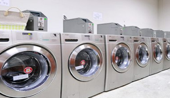 체력단련실에서 러닝머신을 작동시키는 학생