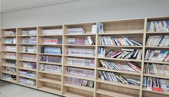 당구장에서 당구를 치고 있는 학생들